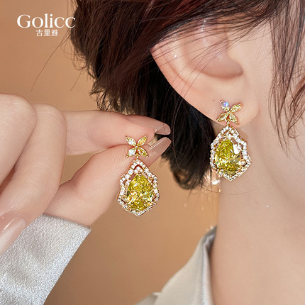 Four-Leaf Clover Green Crystal Earrings 2026 New Popular Style Light Luxury High-End Earrings Unique Ear Accessories for Women