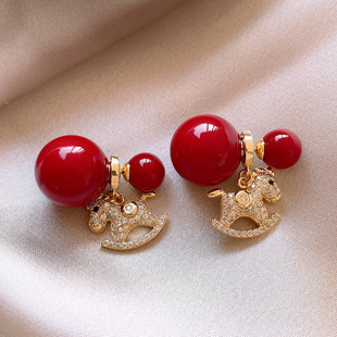 红色双面大小珍珠金色钱币小马耳坠耳环女马年耳钉巨好看耳饰气质