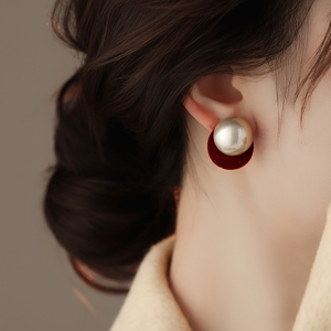 红色丝绒珍珠耳环女2026新款爆款耳钉高级感轻奢过年耳饰独特漂亮