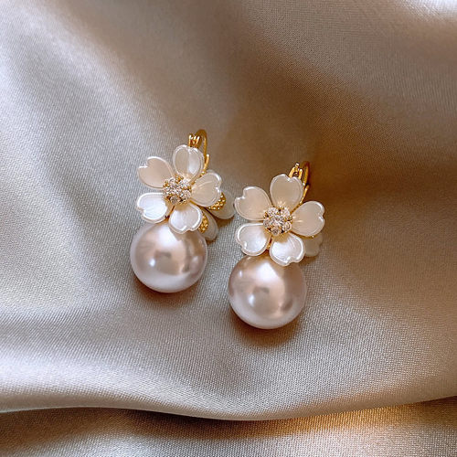 高级感五瓣花朵珍珠耳钉度假风