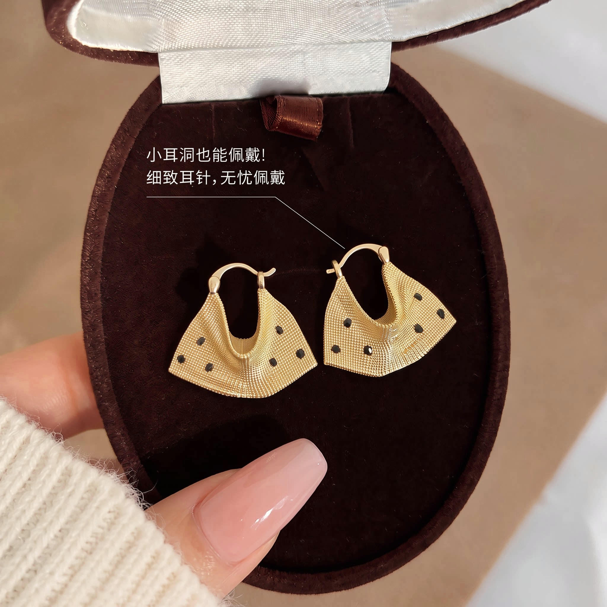 金色波点包包耳环今年流行的耳钉