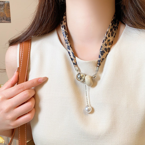 复古豹纹丝巾珍珠串珠项搭配饰