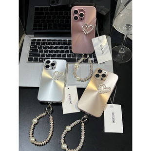 香槟金极光珍珠爱心适用苹果16手机壳新款 iphone17promax手提斜挎13套12防摔女15ProMax全包镜头14Plus韩版