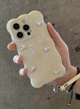 简约立体爱心珍珠适用iPhone17pro手机壳13苹果15plus腕带12防摔手链16promax不规则14小香风ins韩版女款米白