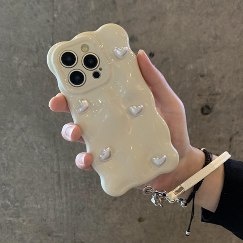 简约立体爱心珍珠适用iPhone17pro手机壳13苹果15plus腕带12防摔手链16promax不规则14小香风ins韩版女款米白