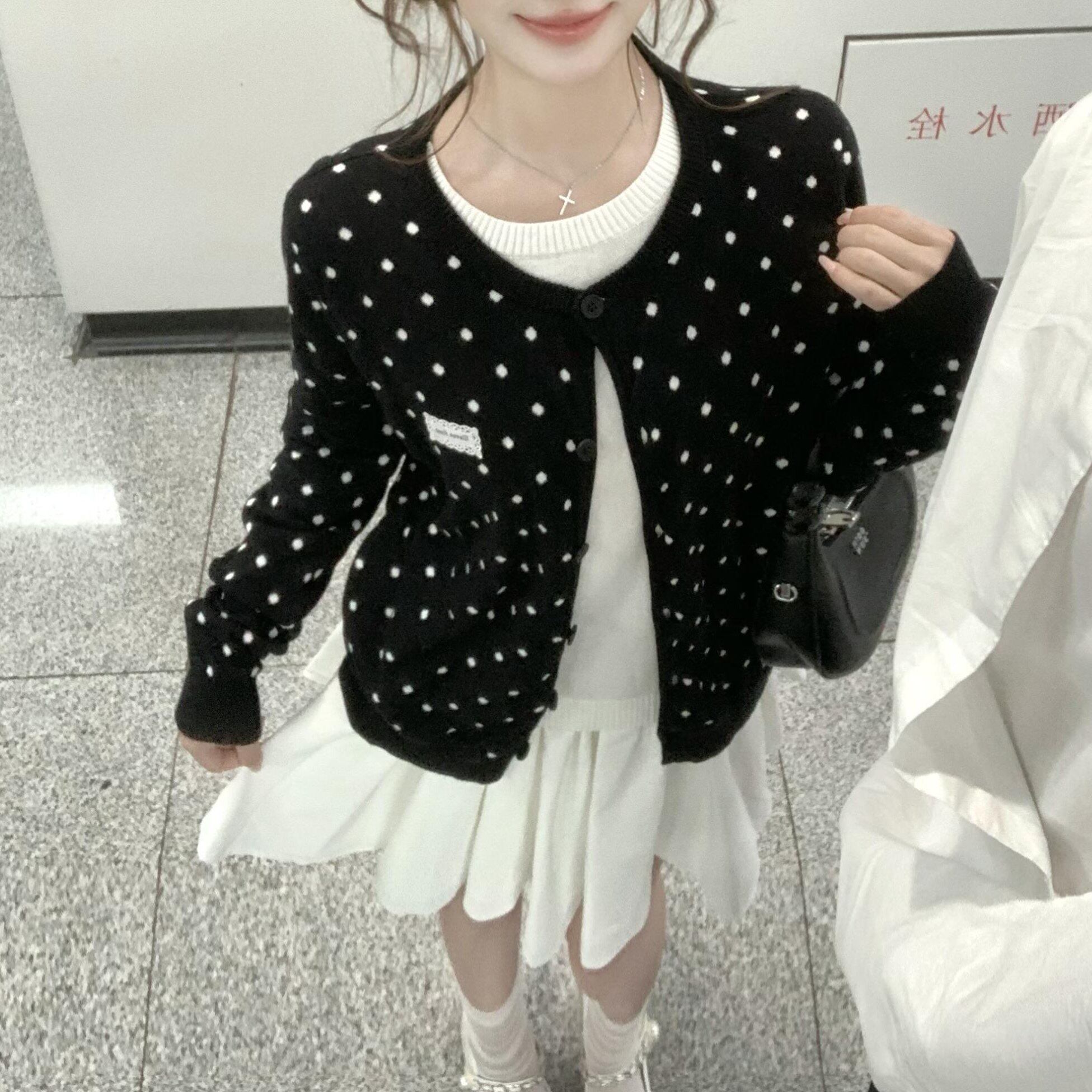 早秋黑色波点圆领假两件
