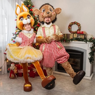 定制圣诞松鼠卡通人偶服红格毛绒蓬蓬裙成人景区游乐园巡游表演服
