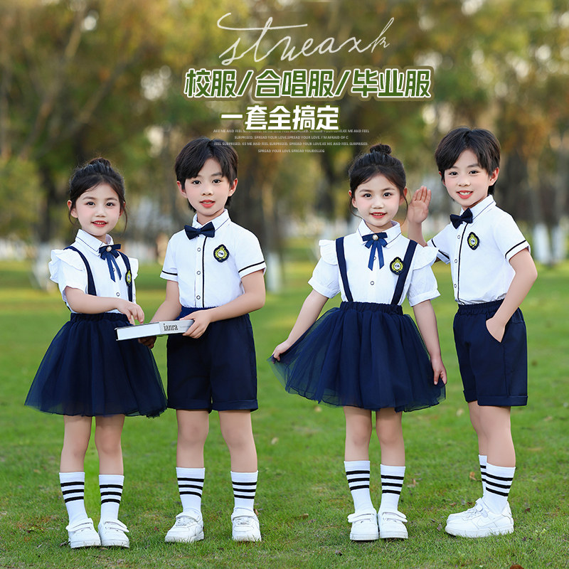 女孩肩上花边点缀,男孩领子刺绣