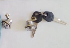 适用摩托车铃木美式太子GZ125HS悦酷GZ150-A边箱锁左右侧行李箱锁