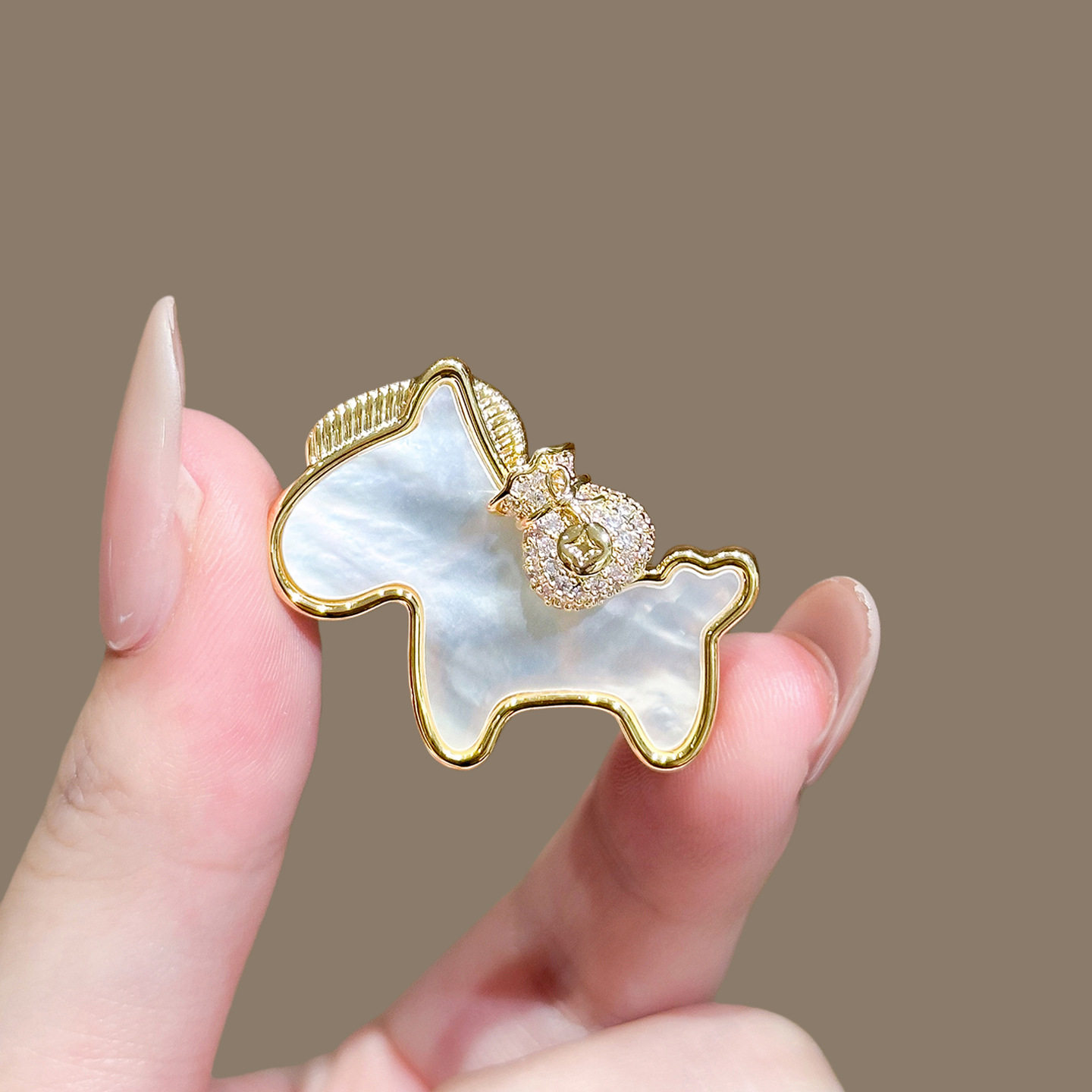 2026年新款马上有钱小马驹背钱袋子胸针简约卡通百搭生肖别针配饰,模玩/动漫/周边/娃圈三坑/桌游,古风/国风配饰,淘宝优惠券,粉丝福利购,淘宝优惠卷