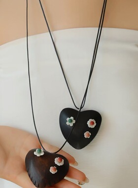 小众个性爱心花朵木头项链女轻奢复古优雅时尚简约百搭颈链毛衣链