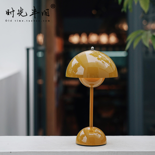 高级感卧室床头灯设计师中古包豪斯奶油风迷你小充电网红花苞台灯