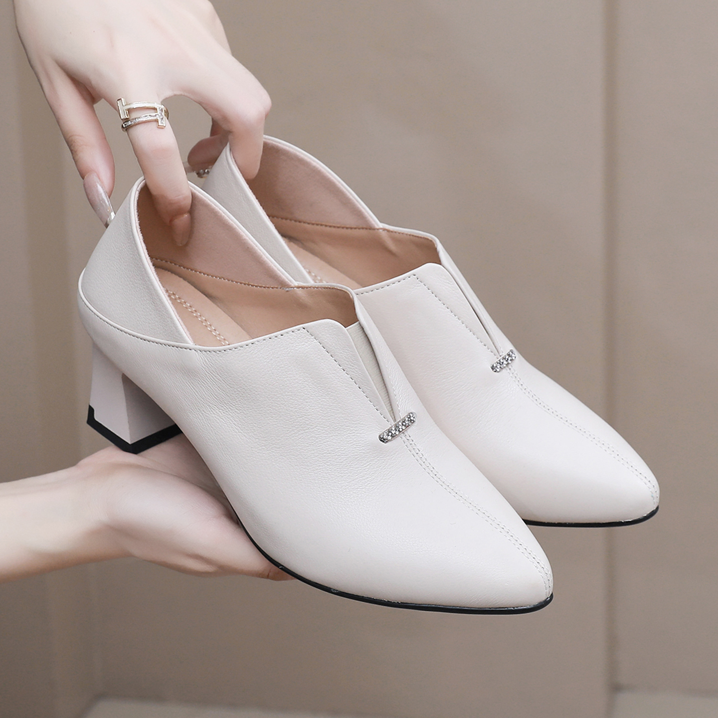 真皮粗跟春秋单鞋女舒适不累脚显脚小尖头女鞋中跟通勤深口小皮鞋