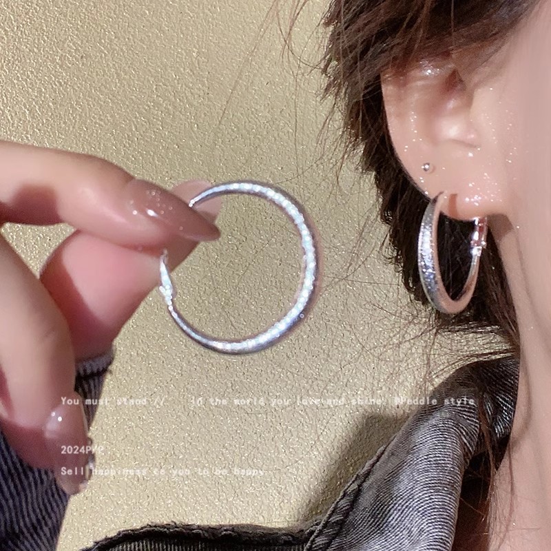 好nice敲百搭~精致闪砂素圈耳环