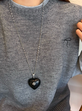 黑色爱心珍珠项链女长款毛衣链气质轻奢高级感秋冬卫衣甜酷配饰