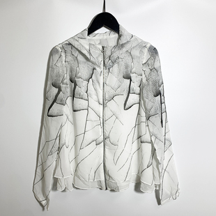 圣迪剪标女士抽象水墨印花连帽上衣防晒服2268