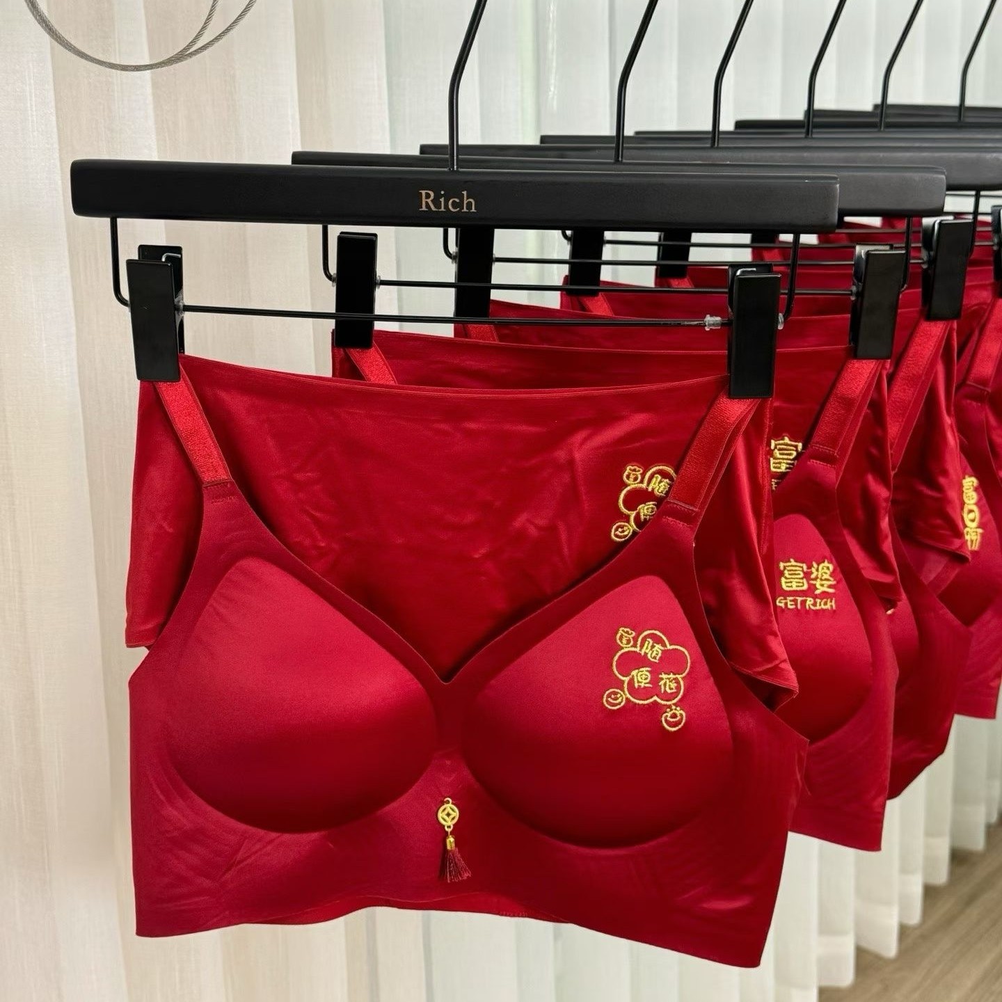 闹小姐新年红色内衣丝绸缎面丝滑刺绣无痕无钢圈发财聚拢文胸套装