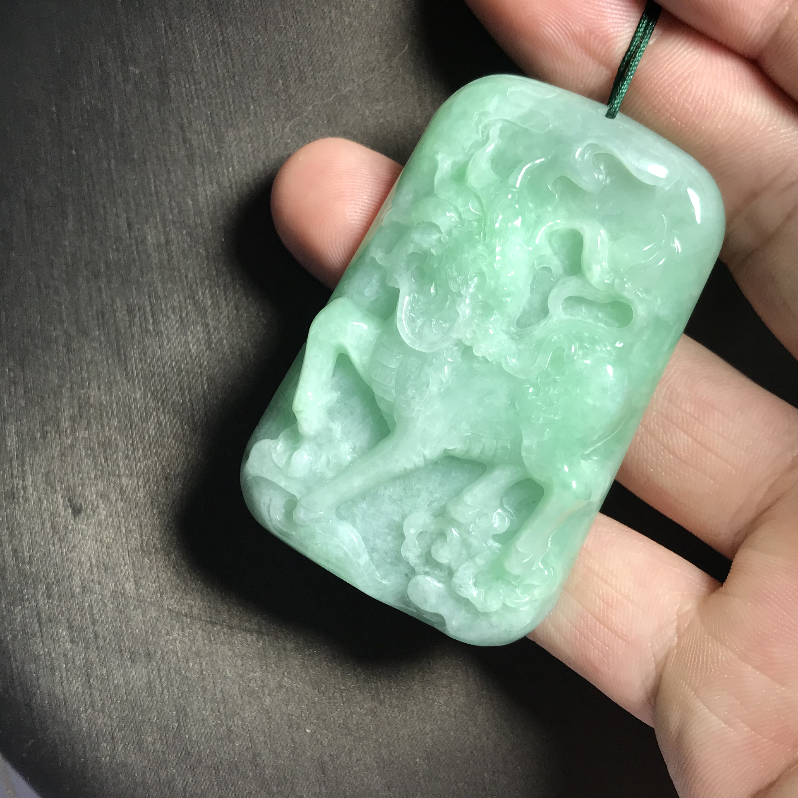 天然缅甸A货翡翠飘花麒麟牌吊坠满色大翡翠牌