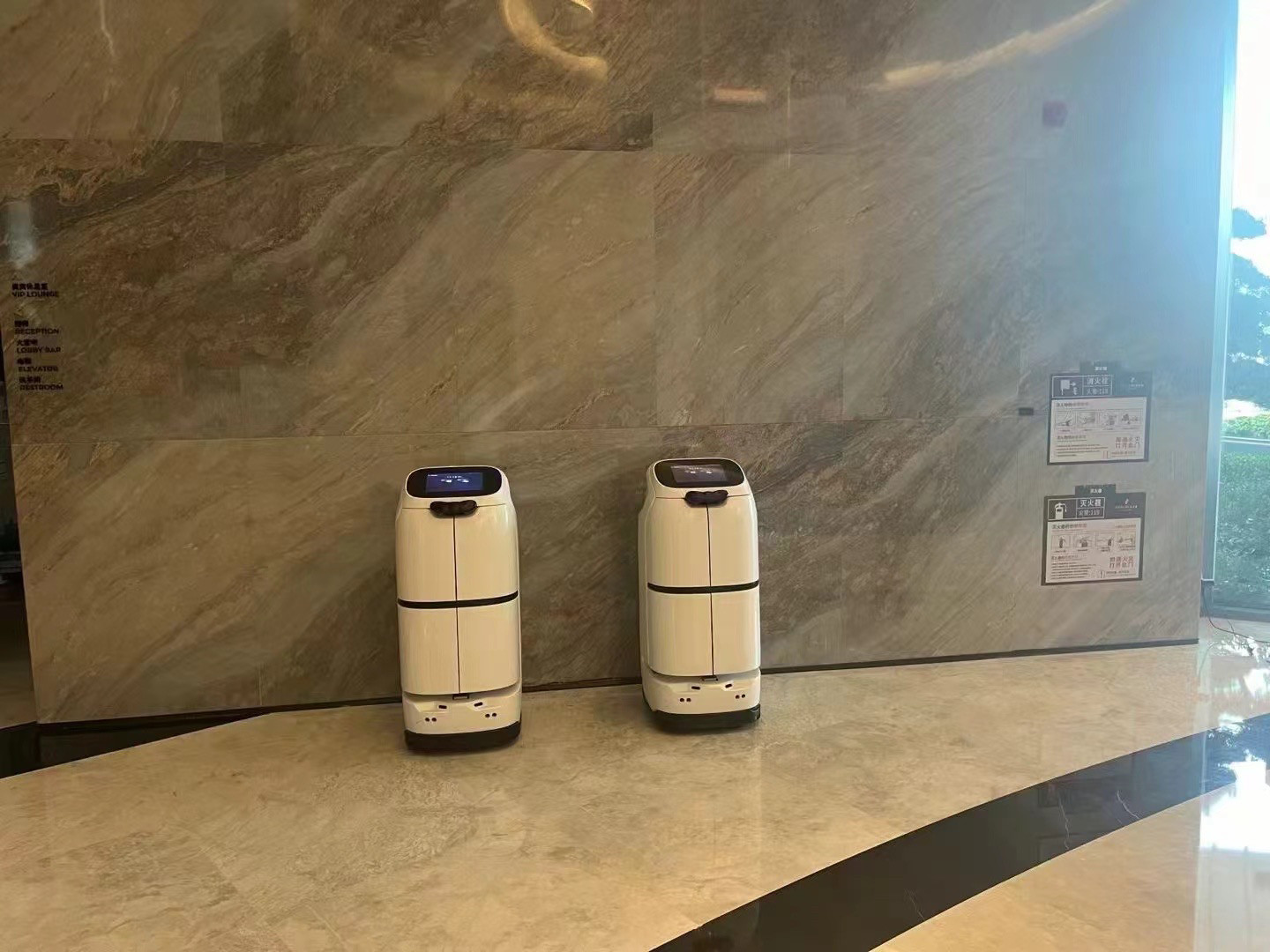 擎朗W3智能酒店送物机器人送餐送货加密乘电梯打电话送外卖租赁