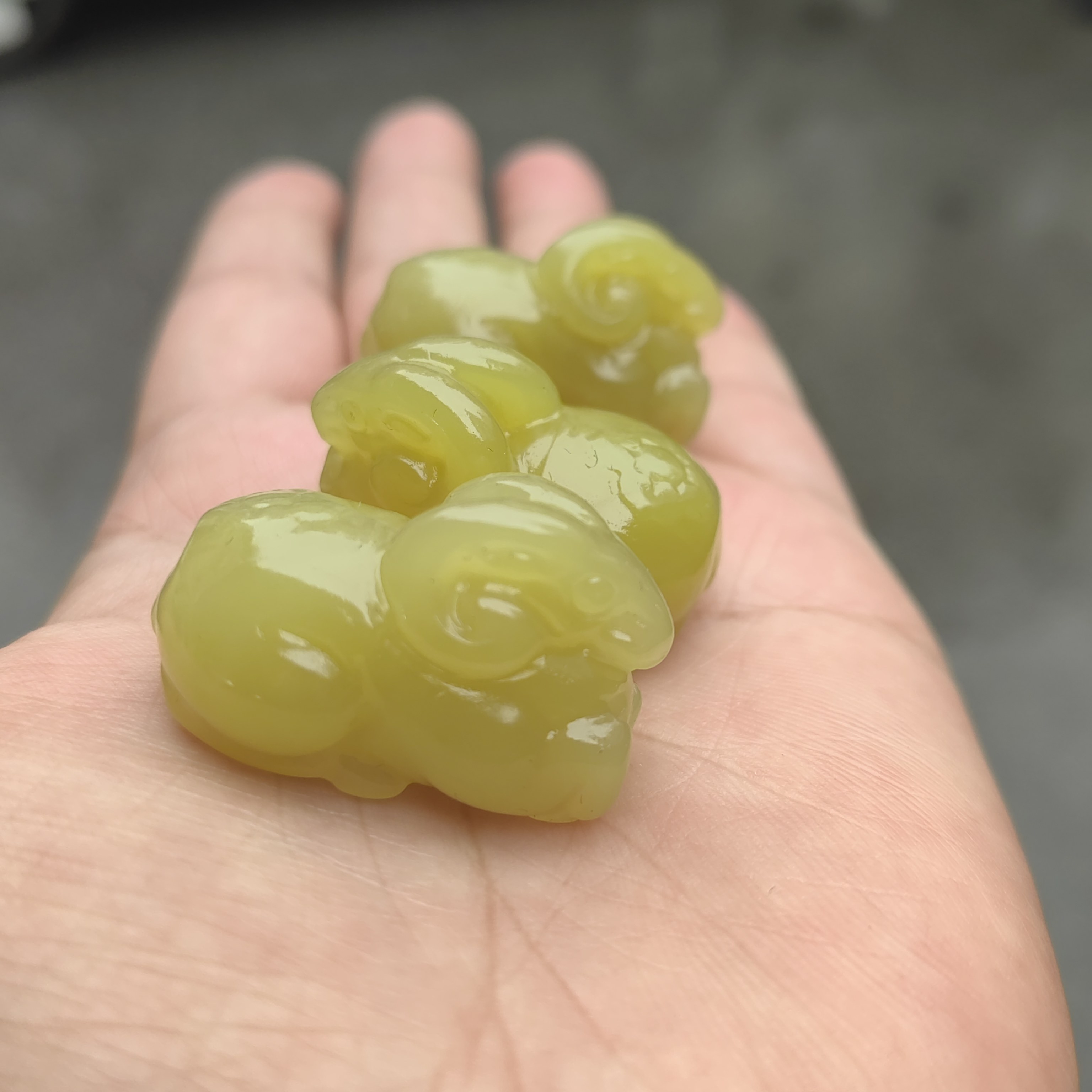 天然岫玉生肖羊手把件男女款雕刻玉石把玩物创意造型手玩件饰品