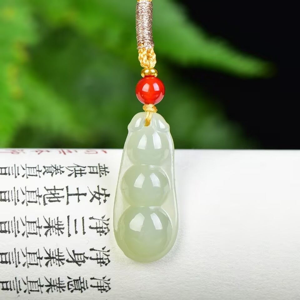 精致和田玉青海料福豆吊坠