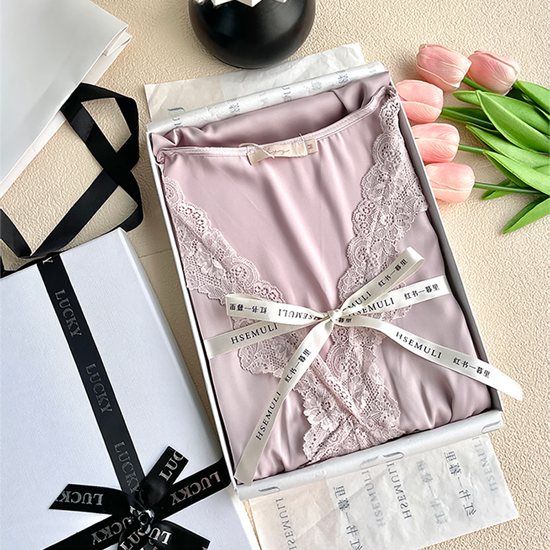 V领绣花修身优雅冰丝睡衣