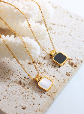 欧美简约时尚潮流白海贝黑色亚克力吊坠夹珠钛钢项链饰品工厂