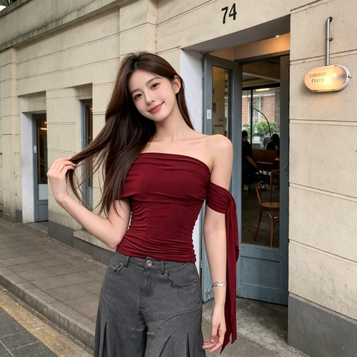 酒红斜肩一字肩辣妹紧身t恤女