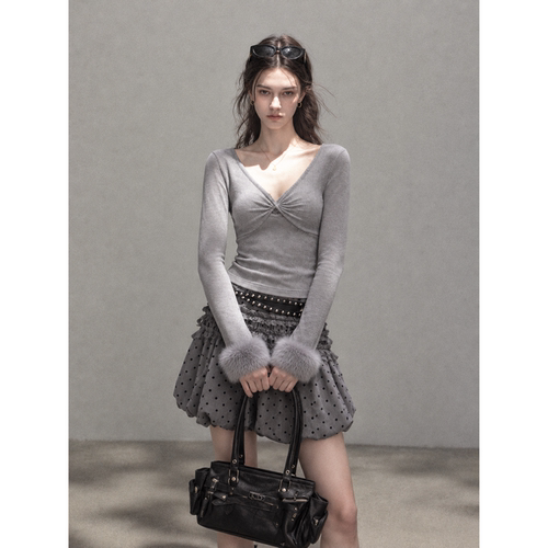 秋冬款v领扭结毛绒袖口修身t恤女