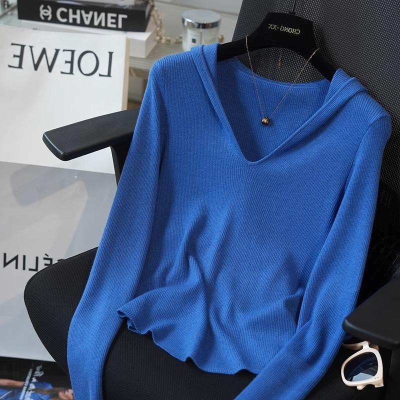 2025秋装新款V领连帽蓝色针织衫女简约时尚洋气长袖内搭打底上衣