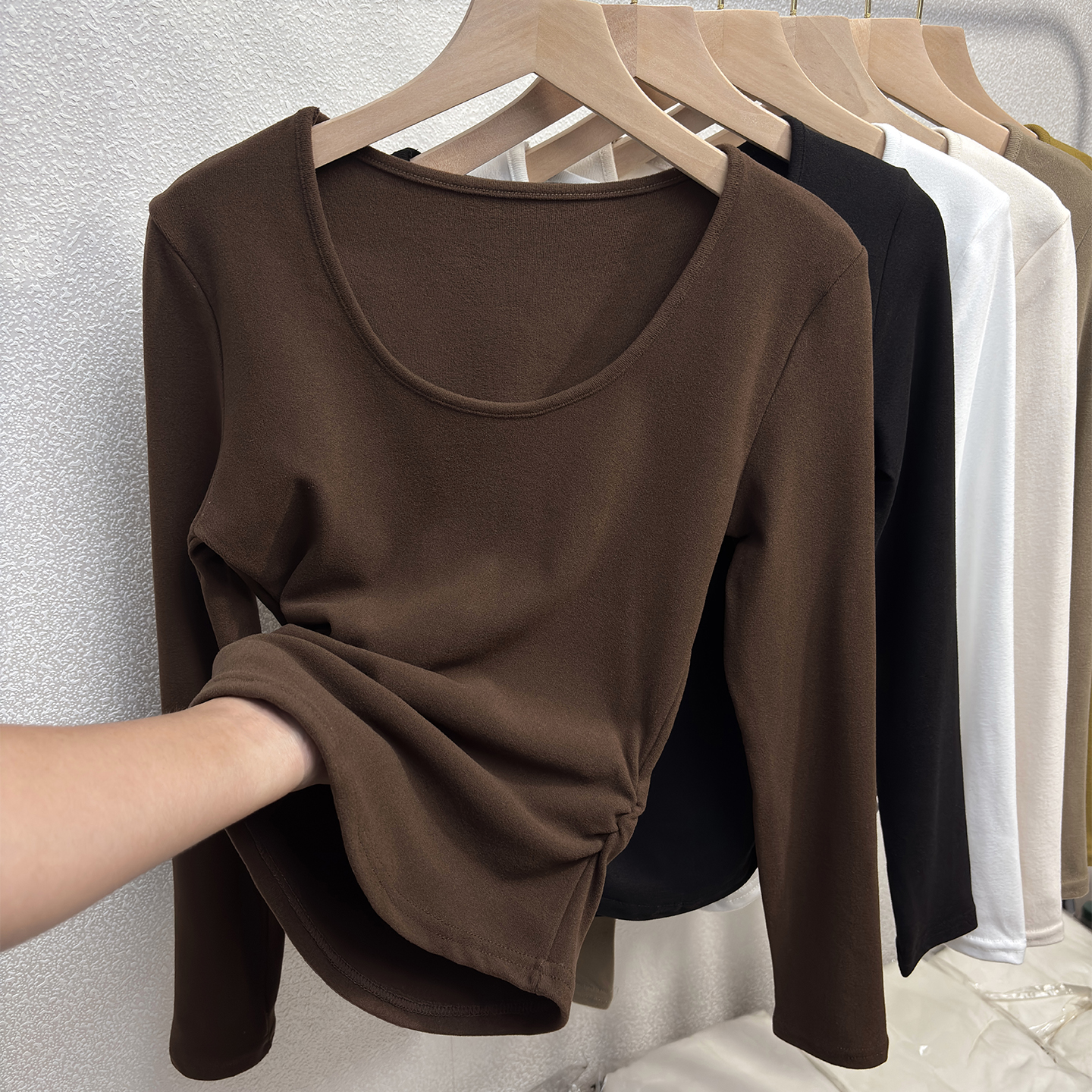 磨毛大U领内搭设计感秋冬打底衫