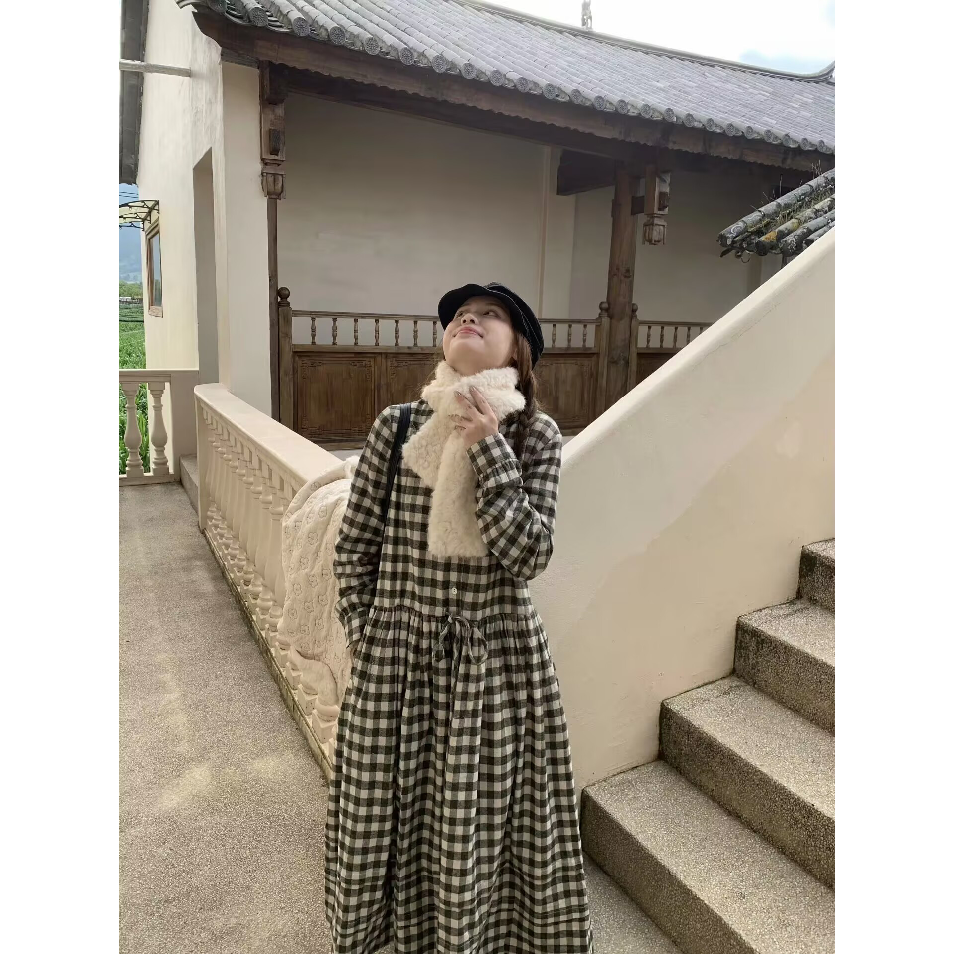 森系文艺黑白格纹长袖连衣裙女秋季圆领抽绳收腰宽松大摆格子长裙