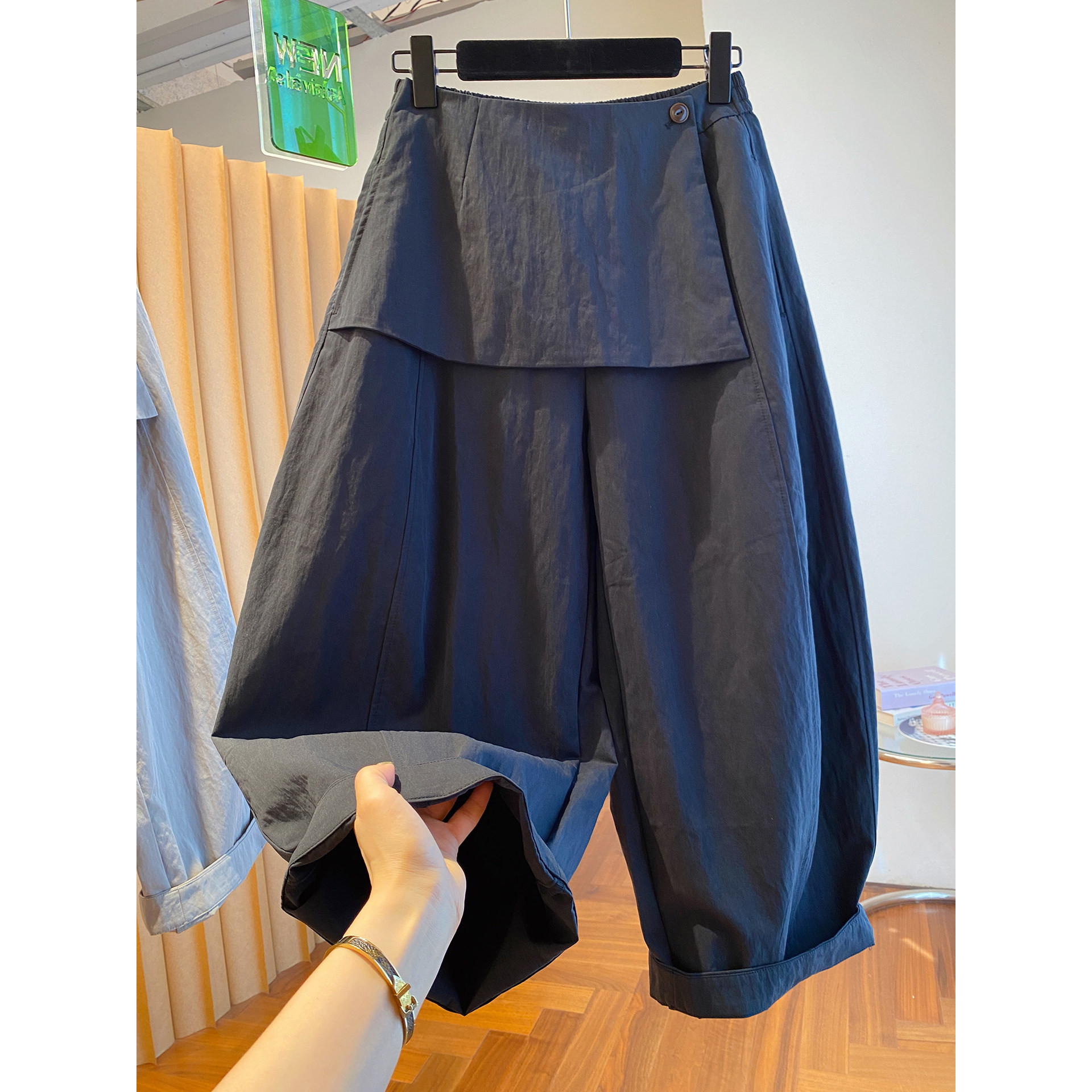 韩版蓝色设计感阔腿裙裤女秋季新款假两件围片纽扣卷边裤脚九分裤