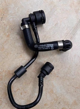 奔驰C180C200C260C300E260E300GLE260GLC300CLS300副水壶回水管