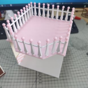 RHF330 粉白格露台甜品店带灯背景板 娃屋少女风微缩布景桌面摆件