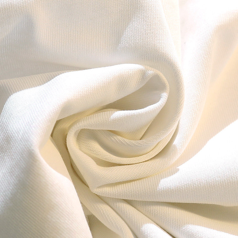 업치 푸른 하늘과 흰 구름을 배경으로 이번 생을 살고 싶습니다. 심플한 흰색 자수 커플 T佶 남녀 홍콩 스타일 인입니다