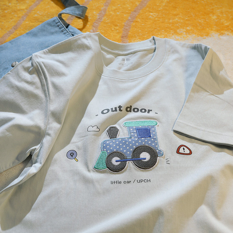 UPCH 흰 구름은 한가롭게 흐르고 바퀴는 빠르게 달리며 당신은 자유 롭습니다. 귀여운 자동차 자수 탑 캐주얼 반소매