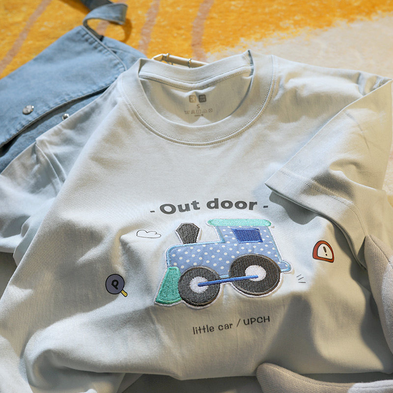 UPCH 흰 구름은 한가롭게 흐르고 바퀴는 빠르게 달리며 당신은 자유 롭습니다. 귀여운 자동차 자수 탑 캐주얼 반소매