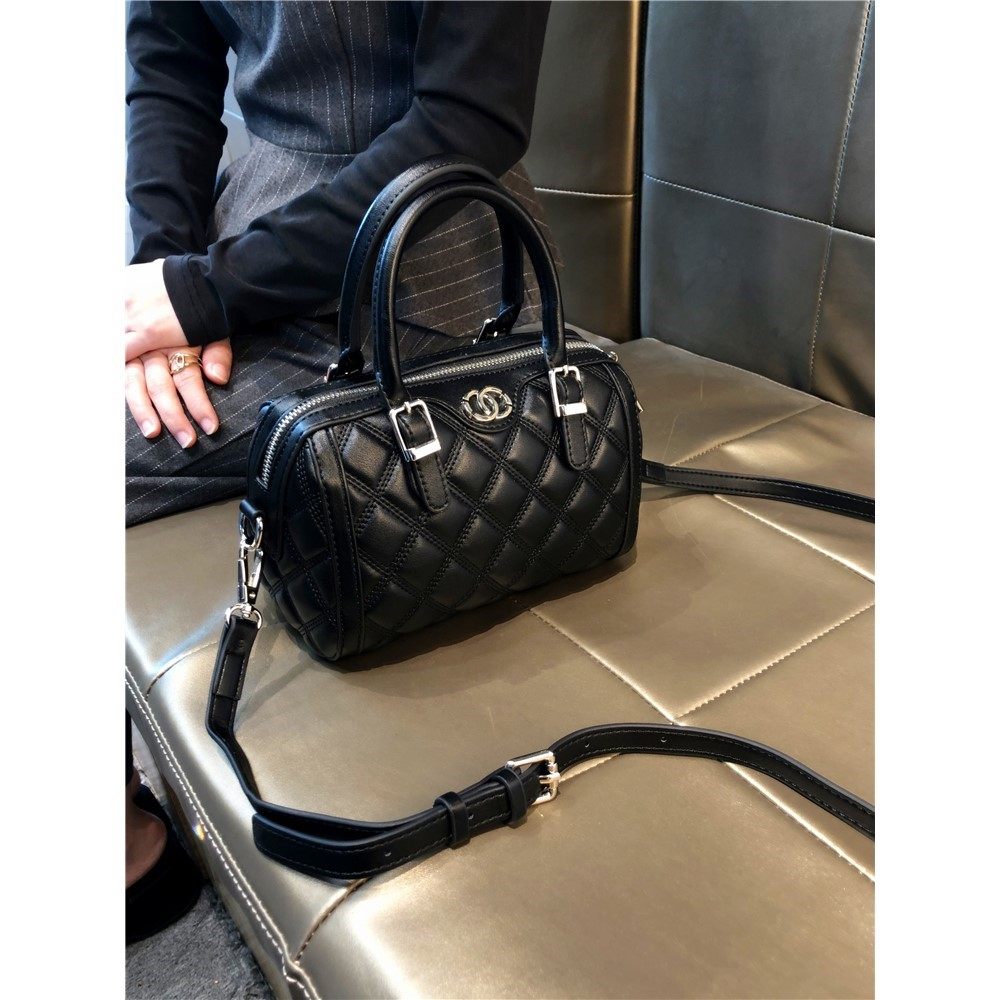 香港品牌百搭波士顿枕头包女包2025新款手提小包保龄球斜挎包包女