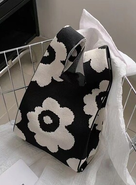 Fashionable and versatile simple knitted handbag