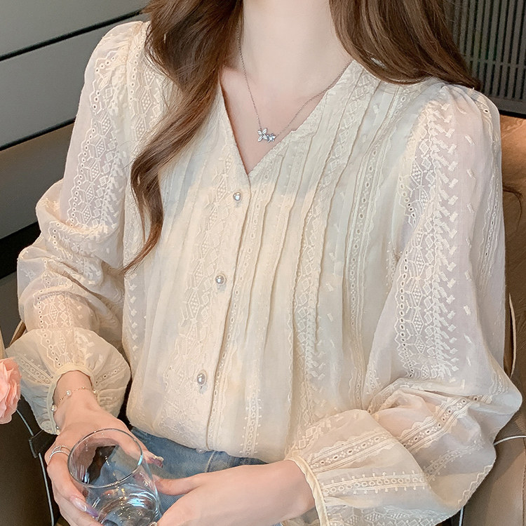 法式设计压褶绣花V领长袖衬衫女2025春季新款宽松显瘦雪纺上衣