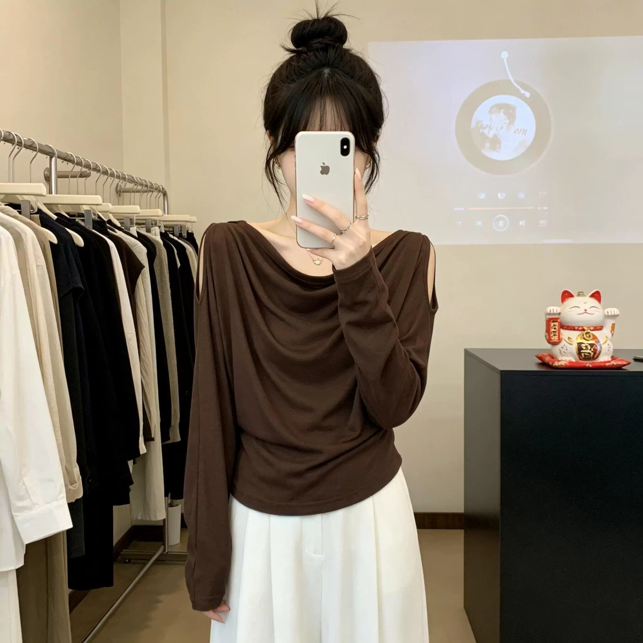 咖啡色荡领露肩设计长袖T恤女2026秋季独特漂亮绝美上衣遮肉显瘦