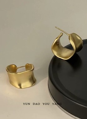 松本惠奈同款~宽面耳c型环不规则镀金高级感轻奢无耳洞蚊香盘耳夹