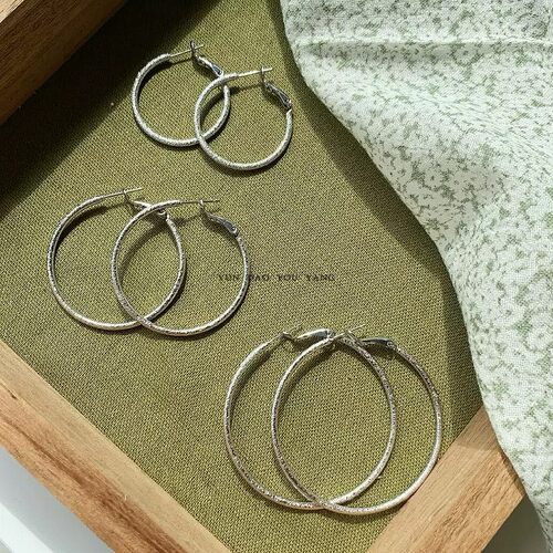 云岛有羊冷淡风银色磨砂素圈耳饰