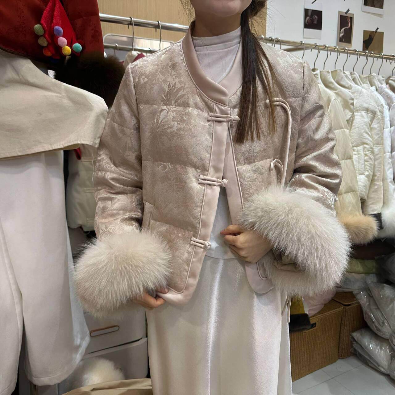 中国风流苏盘扣羽绒服女2025年冬季新款奢华狐狸毛白鸭绒提花外套