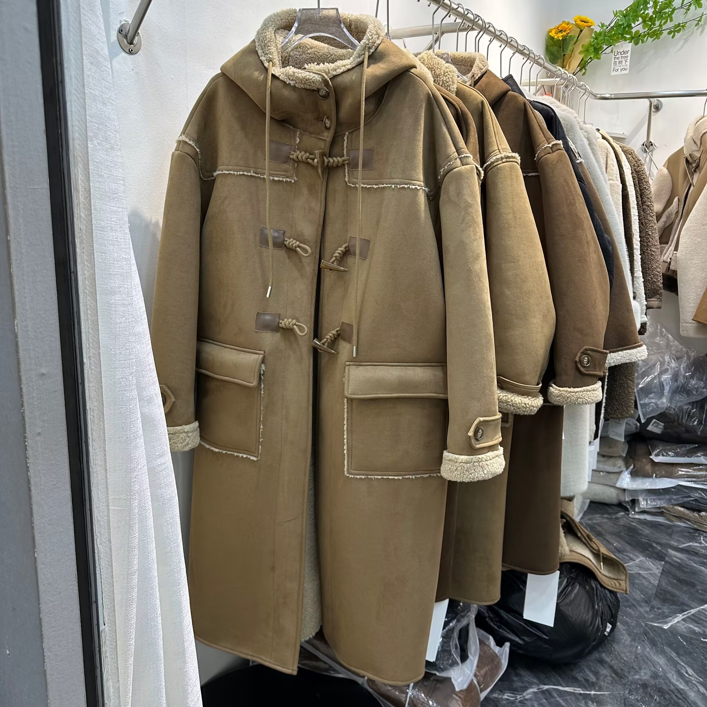 毛一体加厚牛角扣长款大衣冬季