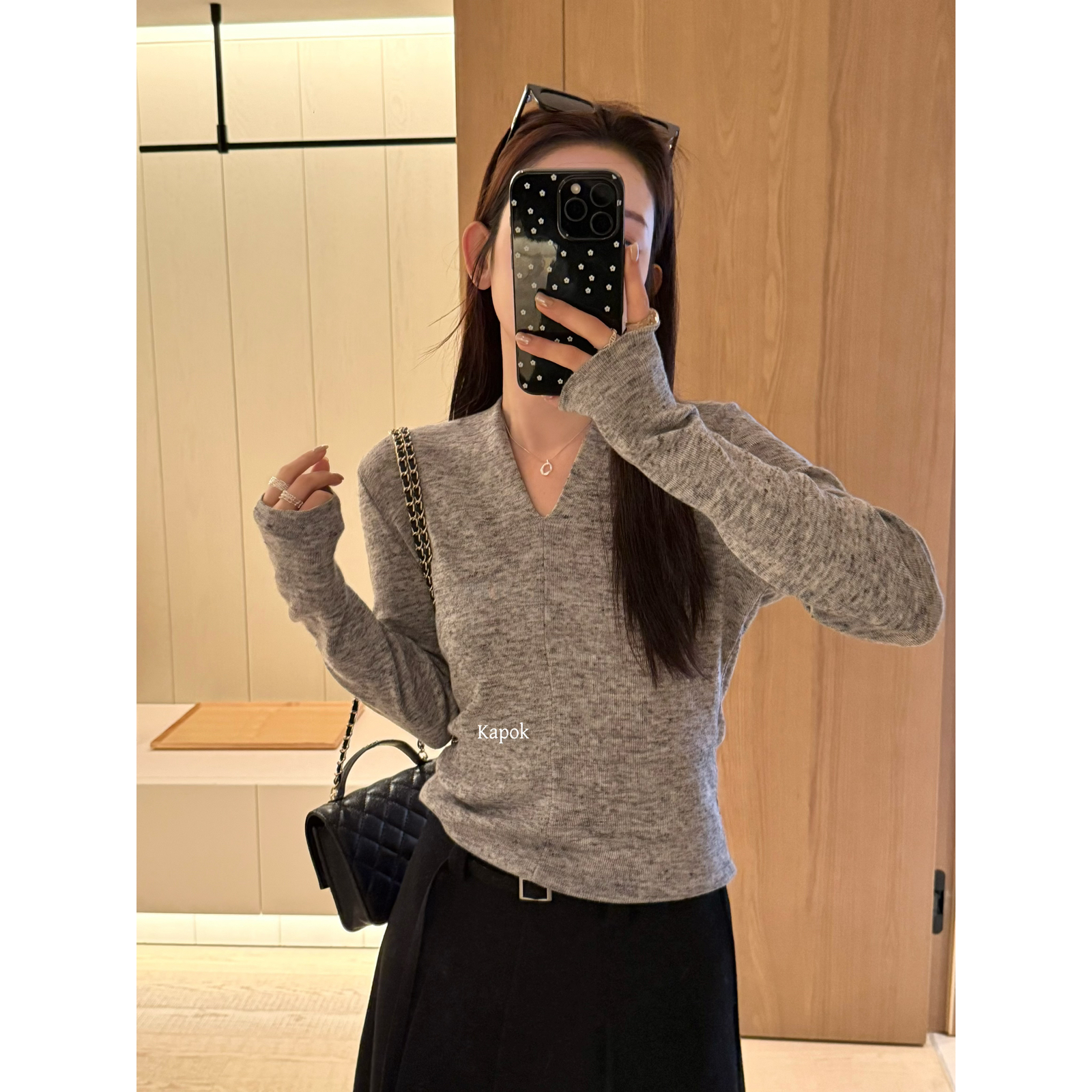 KAPOK-正品 高级感简约V领洋气修身针织打底毛衣女25F1297