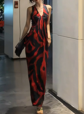 长款黑红低领抽褶无袖连衣裙撞色