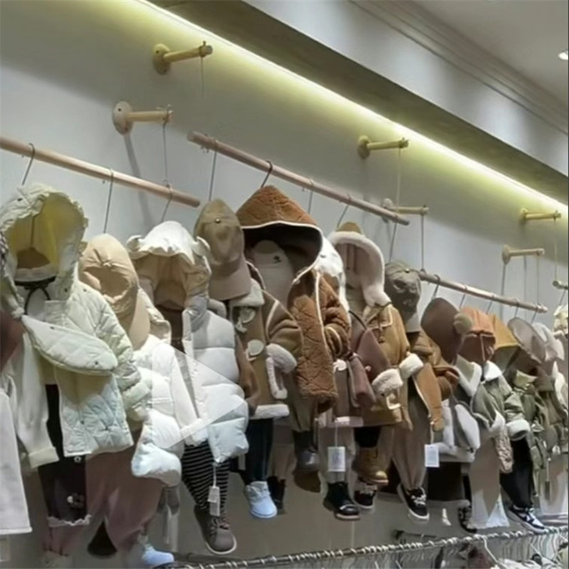 服装店展示架上墙木棍挂衣杆麻绳吊挂墙上挂衣架壁挂木童装店货架
