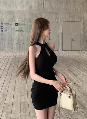 性感挂脖镂空黑色无袖连衣裙女夏季修身显身材包臀裙气质约会短裙